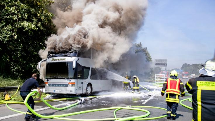 In Höhe Castrop-Rauxel ist auf der A2 ein Reisebus mit 65 Schülern komplett ausgebrannt.
