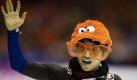 Der neue Eisschnelllauf-Weltmeister Kyou-Hyuk Lee hat sich dem WM-Gastgeberland entsprechend gekleidet.

Nico Ihle Zehnter bei Sprint-WM - Lee siegt erneut

Heerenveen (dpa) - Die deutschen Eisschnellläufer haben durch Nico Ihle die erste Top-10-Platzierung bei einer Sprint-WM seit elf Jahren verbucht. Der Chemnitzer wurde am Sonntag in Heerenveen Zehnter. Zuletzt war Michael Künzel 2000 als Siebter unter die besten Zehn gelaufen. Gold gewann der zum vierten Mal erfolgreiche Titelverteidiger Lee Kyou-Hyuk aus Südkorea. Zweiter wurde sein Landsmann Mo Tae-Bum vor Ex-Weltmeister Shani Davis aus den USA. Der Berliner Samuel Schwarz belegte nur Platz 30.

 Foto: dpa