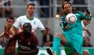 Genau wie Stuttgart darf auch der SV Werder Bremen aufatmen. Gegen den FC St. Pauli entledigten sich die Grün-Weißen aller Abstiegssorgen. St. Paulis Gerald Asamoah (links) gelang es nicht, Bremens Keeper Tim Wiese (rechts) zu überwinden. Foto: dapd