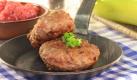 2011: Eine Einladung zum Essen anzunehmen, wird sich eine Französin künftig zweimal überlegen. In ihrem Hacksteak beißt sie auf einen menschlichen Zahn mit Metallkrone. Das Hackfleisch für das Essen hatte der Gastgeber abgepackt in einem Supermarkt gekauft. Foto: ddp images