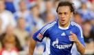 ARCHIV - Der Schalker Rafinha führt den Ball in Meschede während eines Freundschaftsspiels zwischen einer Auswahl des Hochsauerlandkreises (HSK) und dem FC Schalke 04 (Archivfoto vom 30.06.2009). Der Fußball-Bundesligist FC Schalke 04 wartet weiter auf die Rückkehr von Rafinha. Der brasilianische Rechtsverteidiger, der von Trainer Felix Magath Ende August Sonderurlaub für den Besuch seiner Familie in seiner Heimat bekommen hatte, ist nicht wie erwartet zum Training am Mittwochnachmittag in Gelsenkirchen erschienen. Foto: Franz-Peter Tschauner dpa (zu dpa 0931 vom 16.09.2009) +++(c) dpa - Bildfunk+++ Foto: dpa