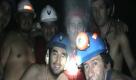 In this TV grab taken from a video released by Chile's Presidency, trapped miners celebrate inside the San Jose mine in Copiapo, Chile, Friday Sept. 17, 2010. Drilling equipment pounded its way into one of the caverns where 33 miners have been trapped for a month and a half, completing a bore hole ahead of schedule on Friday and raising hopes that the men can be pulled out earlier than expected. (AP Photo/Chile's Presidency) Foto: ap
