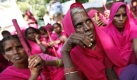 Mitglieder der Gulabi Gang (Rosa Gang), einer Frauenbürgerrechtsgruppe, protestieren in Neu Dehli für soziale Gerechtigkeit. Ihren Namen haben sie auf Grund ihrer Kleidung und der rosa Stöcke erhalten. Foto: ap