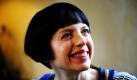 Die US-amerikanische Sängerin Helen Schneider sitzt in der Kantine der Bad Hersfelder Stiftsruine. Anlässlich der Probeneröffnung der 60. Bad Hersfelder Festspiele am 12. Mai wird sie in der Stiftsruine ein Konzert geben.  Foto: dpa