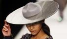 Ein Model präsentiert ein Outfit des Designers Osman auf der London Fashion Week. Der hat sich scheinbar von den kanadischen Mounties inspirieren lassen. Foto: ap
