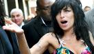 Es scheint, als hätte Sängerin Amy Winehouse kein Glück mit den Männern. Eigentlich wähnte man sie bei Reg Traviss seit einigen Monaten in sicheren Händen, aber der Filmregisseur wurde jetzt am Wochenende mit einer anderen Frau gesichtet, berichtet der Evening Standard.  So amüsierte sich Traviss ausgerechnet mit seiner Ex-Freundin, der Burlesque-Tänzerin Raven Isis, in einem Londoner Strip-Club. Was Amy wohl dazu sagt? Foto: dpa
