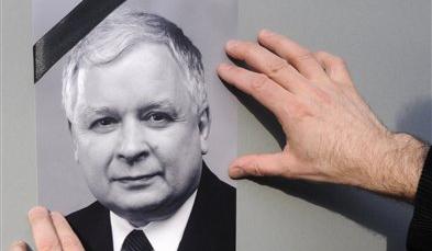 Erinnerung an Lech Kaczynski: Der polnische Präsident war bei einem Flugzeugabsturz in Smolensk/Russland am 10. April 2010 ums Leben gekommen. Er befand sich auf dem Weg zu einer Gedenkfeier in Katyn. Dort waren vor 70 Jahren während des Zweiten Weltkriegs Tausende Polen vom sowjetischen Geheimdienst ermordet worden. Foto: ap