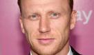 Fischer, Klempner, Bauer - diese Berufe standen dem Schotten Kevin McKidd zur Wahl. Doch er entschied sich für die Schauspielerei. Das Schlüsselerlebnis hatte er während einer Schulaufführung, in der er einen König mit Schluckauf gab. Offenbar kein normaler Berufswunsch für einen Highlander. Denn kaum sprach sich das in seiner Heimatstadt Elgin herum, wurde McKidd für verrückt gehalten. 2008 wurde der rothaarige Schotte für Grey's Anatomy entdeckt, wo er den McHottie - Dr. Owen Hunt - spielt. Im Arztkittel fühle er sich richtig wohl, bekennt McKidd. Es ist, als würde man im Pyjama rumlaufen. Foto: news.de