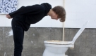Der kunstinteressierte Bremer Robert Lager schaut sich in Bremen eine Kunst-Installation einer Toilette an. Sie gehört zu einem eigenen Kunstwerk, das Unbekannte unter dem Titel Who painted the killer? (Wer malte/ bemalte den Mörder?) gegenüber der Weserburg, dem Museum für moderne Kunst, aufgebaut haben. Foto: ap
