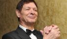 Ein 34 Jahre altes Video hat Ex-Sowjetsänger Eduard Chil jetzt zu internationalem Ruhm verholfen. Im Oktober 2009 hatte ein Musikfan ein Video von Chil im Internet veröffentlicht. Es stammt von 1976 aus dem schwedischen Fernsehen, erinnerte sich der Sänger. In dem dreiminütigen Film schlendert Chil in einem braunen Anzug an einer gusseisernen Dekoration vorbei und singt ein Lied ohne zusammenhängende Worte. Zwar wurde der Song damals mit Text komponiert, doch die Zeilen über die Sehnsucht eines Cowboys wurden gestrichen: Zu amerikanisch, befanden sowjetische Zensoren. Foto: dpa