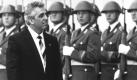 Am 24. Oktober 1989 löst Egon Krenz den bisherigen Staatsratsvorsitzenden der DDR, Erich Honecker, ab. In seiner Antrittsrede prägt Krenz den Begriff der Wende: Zunächst nur als geringfügige Änderung des bestehenden Systems gedacht, wird das Wort schnell zum Synonym für die Umbruchsituation und die friedliche Revolution in der DDR. Schon am 6. Dezember gibt er den Vorsitz des Staatsrates wieder ab. 
 Foto: dpa