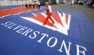 Ein weiterer dunkler Moment für eingefleischte Formel-1-Fans ist die Entscheidung von Bernie Ecclestone, den Großen Preis von Großbritannien von der Traditionsstrecke in Silverstone nach Donington Park zu verlegen. Einen 17-Jahres-Vertrag hatte der Brite mit den neuen Betreibern abgeschlossen - doch angeblich nicht gezahlte Mieten sowie unnötige Umbaumaßnahmen brachten das Projekt ins Schwanken. Mittlerweiel steht fest: Auch 2010 fährt die Formel 1 wieder in Silverstone. Foto: dpa