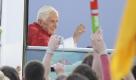 Kein Politiker, aber auch ein Staatsoberhaupt und noch dazu sehr alt: Papst Benedikt XVI. steht an der Spitze des Vatikans. Trotz seiner 84 Jahre ist er noch relativ fidel und reist regelmäßig durch die Welt, um zu seinen Gläubigen zu sprechen. Foto: dapd