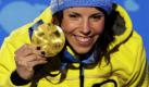 Charlotte Kalla aus Schweden mit ihrer Goldmedaille bei der Siegerehrung in Vancouver. Sie gewann den 10-Kilometer-Skilanglauf der Frauen auf der Strecke in Whistler. Foto: ap