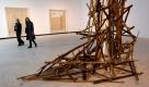 Besucher der Hayward Gallery in London betrachten ein Kunstwerk der britischen Künstlerin Tracey Emin mit dem Titel Salem. Die erste große Ausstellung Emins in der britischen Hauptstadt zeigt Arbeiten aller Schaffensperioden der Künstlerin, darunter sind auch selten gezeigte Stücke.  Foto: dapd