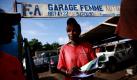 Die Mechanikerin Nati Khadidiatou Sadio (27) gibt Mechanikern und Auszubildenden bei der Garage Femme Auto in Dakar, Senegal, Anweisungen. Seit sie ihr Geschäft im Jahr 2005 eröffnet hatten sind sie und ihre Cousine Fatou Kamara (29) Berühmtheiten in ihrem Bezirk. Bekannt sind sie dafür, wie schlau sie ihre Geschäfte machen. Und weil sie es als Frauen geschafft haben  auf einem Fleckchen Erde, das größtenteils von Männern dominiert wird. Foto: dapd