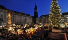 Besucher strömen am Donnerstag (26.11.2009 auf dem Altmarkt in Dresden zur Eröffnung des 575. Striezelmarktes. Deutschlands ältester Weihnachtsmarkt ist nach dem Vorläufer des heutigen Stollens (Striezel) benannt und endet am 24. Dezember 2009. Foto: Ralf Hirschberger dpa/lsn +++(c) dpa - Bildfunk+++
 Foto: dpa