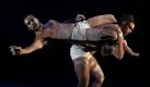 Tänzer Waangenga Blanco und Leonard Mickelo aus dem Tanztheater Bangarra bei der Generalprobe für ihre Show von Erde und Himmel. Das Bangarra Tanztheater ist gegenwärtig weltweit das bekannteste Ensemble aus Australien, das die Traditionen der australischen Ureinwohner präsentiert. Ihre Tanz-Performance wird vom 23. Juli bis 28. August im Sydney Opera House präsentiert. Foto: ap