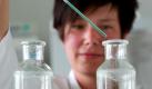 Lebensmittelproben werden von einer Chemikerin in Krefeld auf den EHEC-Erreger mit einer Nährlösung getestet. (Bild: dpa) Foto: dpa