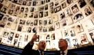 Ministerialrat General Robert Serry, der Spezialkoordinator für den Friedensprozes im Mittleren Osten (rechts) und Robert Rozett, Direktor der Yad Vashem Bibliotheken, schauen sich in der Halle der Namen im Yad Vashem Holocaust-Mahnmal in Jerusalem um. Heute ist der internationale Holocaust-Gedenktag, der an die jüdischen Opfer des Nationalsozialismus erinnert. Foto: dpa
