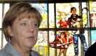Merkel vor einem Glasmosaik in sozialistischem Realismus aus DDR-Zeiten im ehemaligen Staatsratsgebäude in Berlin. Foto: dpa