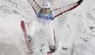Der Kanadier Steve Omischl legt beim Freestyle-Skiwettbewerb der Männer in Vancouver eine Bruchlandung hin. Foto: ap