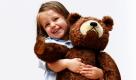 Riva Lemanski, 4, beweist dass sich Kindergeschmäcker nie ändern und knuddelt in einem Auktionshaus in London einen großen braunen Dicky-Teddybär der Firma Steiff aus dem Jahr 1930. Der Kuschelpetz misst 73,5 Zentimeter und Riva darf ihn leider nicht behalten: Er wird in einer Auktion am 13. Oktober für geschätzte 10.000 bis 15.000 Pfund (umgerechnet 11.406 bis 17.110 Euro) an einen neuen Besitzer gehen.  Foto: dapd