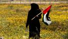 Eine Frau hält die palästinensische Flagge während einer Demonstration im südlichen Gebiet des Gazastreifens in der Hand. Die Demonstration erinnert an den sogenannten Land Day. 1976 sind bei einem Zusammenstoß sechs Araber getötet worden. Foto: ap