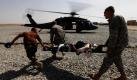 Ein afghanischer Soldat, der in einem Feuergefecht verwundet wurde, wird von der Basis Howz-w-Madad im Distrikt Zhari im Süden Afghanistans abtransportiert. Die Truppe der 101. Airborne 2-502 und ihre afghanischen Armeepartner operieren in einem Distrikt, das als Geburtsort der Talibanbewegung noch immer gut bewaffneten Kämpfern Unterschlupf gewährt. Foto: ap