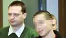 Der Angeklagte N. zeigt immer wieder sein kaltes Lächeln. Seine Mutter wohnt dem Prozess bei. Foto: ddp