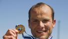 Max Hoff zeigt seine WM-Goldmedaille über die 5000 Meter. Foto: Tibor Illyes. Foto: dpa
