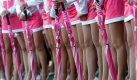 Die klassische Dekoration bei der Formel 1: Hostessen am Streckenrand. Foto: dpa