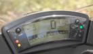 Alle relevanten Informationen stehen dem Fahrer im Display zur Verfügung: Geschwindigkeit, Drehzahl, Tankanzeige und Uhrzeit. Leider ist die Anzeige während der Fahrt nicht immer einfach abzulesen. Foto: auto.de