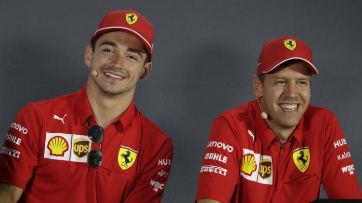 Charles Leclerc (l) aus Monaco vom Team Ferrari und Sebastian Vettel aus Deutschland vom Team Ferrari sind voller Vorfreude.