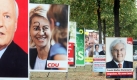 Plakate müssen einiges aushalten, häufig werden sie zerstört oder - wie hier -beschmiert. Foto: dpa