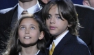 ichael Jacksons Kinder Blanket (vorne), Paris (l) und Prince Michael Jackson (r) bei der Trauerfeier für ihren Vater im Staples Center in Los Angeles (Archivfoto vom 07.07.2009). Ein enger Freund von Michael Jackson behauptet, der biologische Vater von dessen Tochter Paris zu sein. Der britische Ex- Kinderstar und Patenonkel der drei Kinder des Popstars, Mark Lester, sagte der Boulevardzeitung News of the World vom Sonntag (09.08.2009): Ich habe Michael mein Sperma gegeben, damit er Kinder haben kann - und ich glaube, Paris ist meine Tochter. Er sei bereit, einen Vaterschaftstest zu machen, um die Wahrheit herauszufinden.
 Foto: dpa