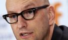 US-Starregisseur Steven Soderbergh (48) kämpft gegen Ruhestandsgerüchte, die er selbst befeuert hat. In einem Interview mit der Zeitschrift Cinema sagte der Filmemacher (Sex, Lügen und Video): «Als ich das sagte, war ich etwas betrunken. Matt Damon, der neben mir saß, auch. Das ist mir dummerweise so rausgerutscht.» Von den Gerüchten, er wolle aufhören, sei aber nichts zu halten, betonte der Regisseur. Foto: dpa
