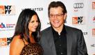 Diese zwei sind wirklich glücklich: Schauspieler Matt Damon besucht mit seiner schwangeren Frau  Luciana Barroso die Premiere seines neuen Films Jenseits auf dem 48. New York Film Festival. Das Paar freut sich auf sein drittes gemeinsames Kind. Damon und seine Frau haben bereits die Töchter Isabella (3) und Gia (2). Vielleicht wird es ja diesmal ein Junge. Foto: dapd