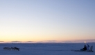 Torchbearer Brenda Eckalook is seen carrying the Olympic flame across the frozen bay by dogsled in Resolute Bay, Nunavut, Canada, on Monday, Nov. 9, 2009. The 106-day relay will visit more than a thousand communities in its trip across Canada's provinces and territories by the time it reaches the opening ceremony for the Vancouver Games on Feb. 12, 2010. (AP Photo/The Canadian Press, Jonathan Hayward) Foto: ap