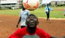 Ein Junge in der kenianischen Hauptstadt Nairobi führt seine Fußballtricks vor. In gut einem Monat startet die Fußball-Weltmeisterschaft auf dem Afrikanischen Kontinent zum ersten Mal  von Algerien bis Zimbabwe sind alle Augen auf Südafrika gerichtet. Foto: ap