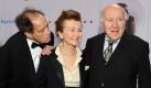 Er war der repräsentativste Vertreter der Filmindustrie in Deutschland., sagte der amerikanische Filmproduzent und dreifache Oscar-Preisträger Arthur Cohn (links, hier mit Diva-Preisträger Michel Piccoli und dessen Frau Ludivine) über Bernd Eichinger. Er trauere um Eichingers Leistung und dass sie nun nicht fortgesetzt werde, dass er nicht weiterhin Filme macht, die vielleicht maßgebend sind für das deutsche Filmleben, sagte Cohn. Foto: dpa