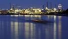 Der Chemiekonzern Bayer (hier ein Schiff auf dem Rhein vor dem Bayer-Werk in Leverkusen)hat im ersten Quartal 2010 seinen Gewinn um 63 Prozent auf 693 Millionen Euro gesteigert. Die Umsätze stiegen um 5 Prozent. Foto: ap