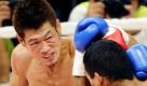 Der japanische Champion Hozumi Hasegawa schlägt seinen nicaraguanischen Herausforderer bei einem Kampf in Kobe, Japan. Der Japaner hat seinen Titel zum zehnten Mal verteidigt.
 Foto: ap