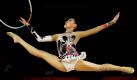 Elaine Koon aus Malaysia absolviert die Qualifikationsrunde in der Disziplin Rhythmische Sportgymnastik bei den Commonwealth Spielen in Neu Delhi mit einer Reifen-Vorführung. Foto: dapd
