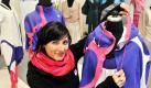 Die Absolventin der Hochschule für Angewandte Kunst Schneeberg, Carola Schröder, stellt auf den Designers Open in Leipzig ihre Diplomarbeitskollektion Shift aus. Das Designfestival hat sich in den letzten Jahren zu einem mitteldeutschen Branchentreff entwickelt, der auch Aussteller aus dem Ausland anspricht. Mehr als 120 Aussteller aus fünf Nationen präsentieren in diesem Jahr ihre Kreationen. Foto: dpa