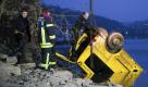 Ein Taucher der Berufsfeuerwehr Koblenz befestigt am Mittwochabend (16.03.11) in Vallendar eine Kette an einem im Rhein entdeckten Postauto. Spaziergaenger hattten den Pkw der Deutschen Post im Rhein gesichtet und daraufhin die Feuerwehr sowie Polizei alarmiert. Taucher suchten die Umgebung ab, konnten aber keine Personen finden. Nach Angaben der Wasserschutzpolizei steht der Fund 'in Zusammenhang mit einer Straftat'. Naehere Angaben konnten am Mittwochabend nicht gemacht werden. Foto: Sascha Ditscher/dapd Foto: dapd