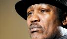 Boxlegende Joe Frazier ist nach einem Bericht des US-Senders CNN schwer an Leberkrebs erkrankt. Der 67-jährige Ex-Weltmeister im Schwergewicht werde in einer Klinik in Philadelphia behandelt, hieß es, nachdem die Erkrankung vor knapp fünf Wochen entdeckt worden sei. Frazier hatte 1971 den «Kampf des Jahrhunderts» gegen Muhammad Ali gewonnen. Dabei war es «Smokin' Joe» gelungen, den Herausforderer in der 15. Runde mit einem linken Schwinger auszuheben. Foto: dpa