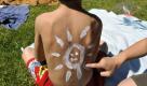 ARCHIV: Borja (10, r.) malt im Schwimmbad Hausen in Frankfurt am Main seinem Bruder Marlon (8, l.) eine Sonne mit Sonnencreme Lichtschutzfaktor 30 auf den Ruecken (Foto vom 08.05.08). Am Montag (21.06.10) ist Tag des Sonnenschutzes. Foto: Thomas Lohnes/ddp Foto: ddp