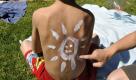 ARCHIV: Borja (10, r.) malt im Schwimmbad Hausen in Frankfurt am Main seinem Bruder Marlon (8, l.) eine Sonne mit Sonnencreme Lichtschutzfaktor 30 auf den Ruecken (Foto vom 08.05.08). Am Montag (21.06.10) ist Tag des Sonnenschutzes. Foto: Thomas Lohnes/ddp Foto: ddp
