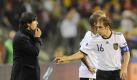Bundestrainer Joachim Löw (l) hat vorerst nichts an Lahms Führungsposition im DFB-Team geändert. Foto: dpa